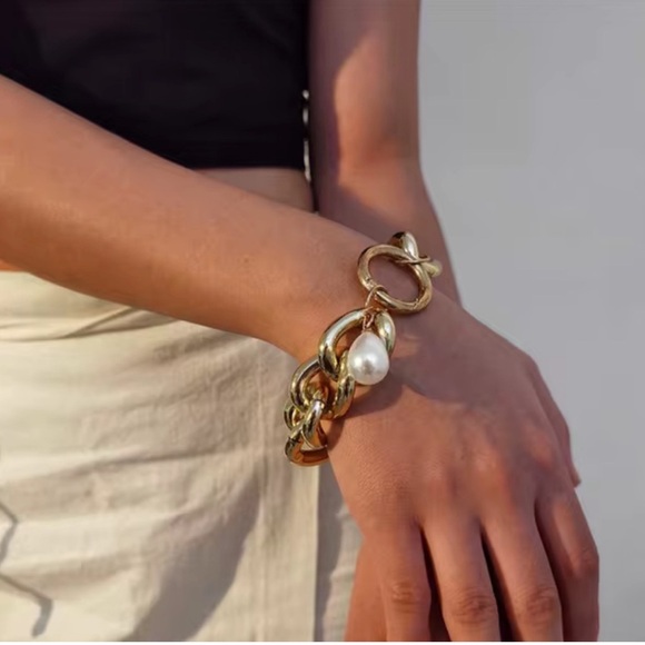 New! Pearl Charm Gold Chunky Chain Link Bracelet NWOT - Picture 1 of 2